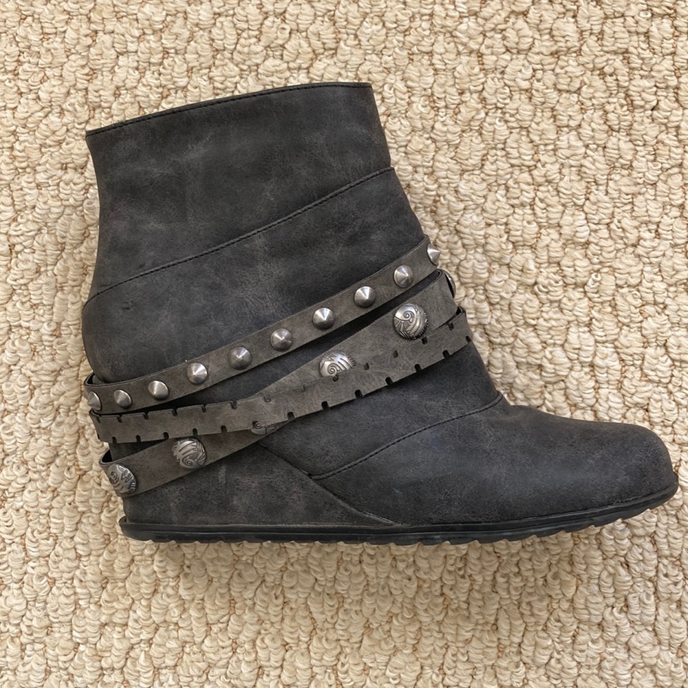 2LipsToo Wedge Strappy Studded Rocker Booties 7.5